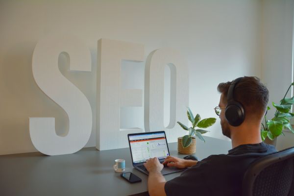 Comment améliorer votre visibilité avec une agence SEO traiteurs